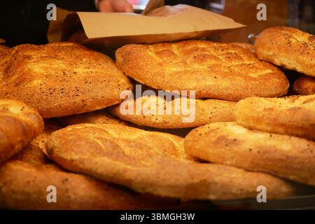 Pani freschi visualizzati in una finestra di panetteria Foto Stock
