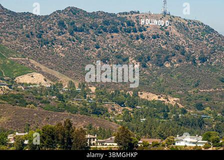Vista dell'insegna di Hollywood sul Monte Lee sopra il Beachwood Canyon da un punto panoramico lungo Mulholland Drive nelle Hollywood Hills di Los Angeles, CALIFORNIA. Foto Stock