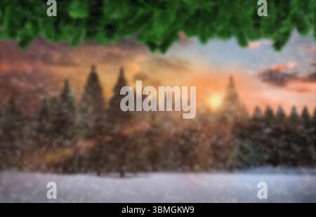Design piatto che mostra la neve che cade su alberi sempreverdi sotto il cielo del tramonto con bordo di pini Foto Stock