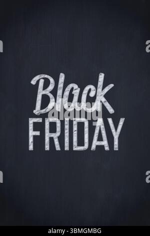 La scritta in gesso Black FRIDAY appare su sfondo scuro della lavagna in ardesia con un design piatto Foto Stock