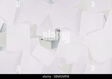 Un gruppo di fogli vuoti sovrapposti rivela il progetto di un aereo su carta per grafici, dal design piatto Foto Stock