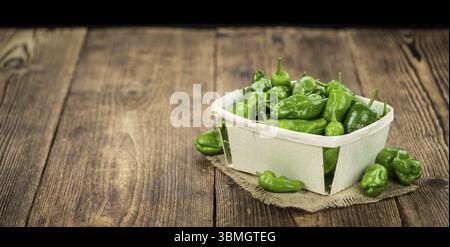 Materie Pimientos su un sfondo vintage come dettagliato di close-up shot, il fuoco selettivo Foto Stock