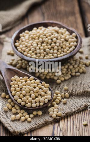 I fagioli di soia (dettagliate di close-up shot) sul rustico sfondo di legno Foto Stock