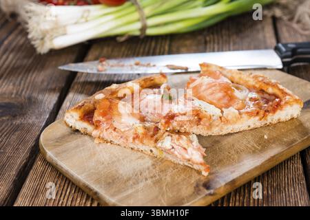 Pizza salmone (strati) sul rustico sfondo di legno Foto Stock