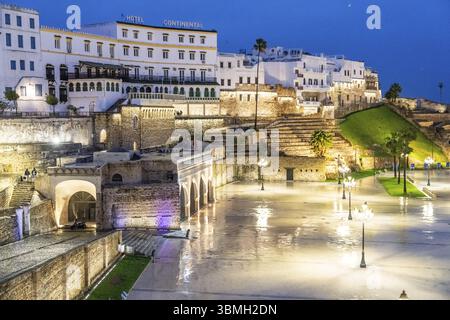 Antiche mura fortificate e Continental Hotel, Bab El Marsa, Tangeri, Marocco, Nord Africa, Africa Foto Stock