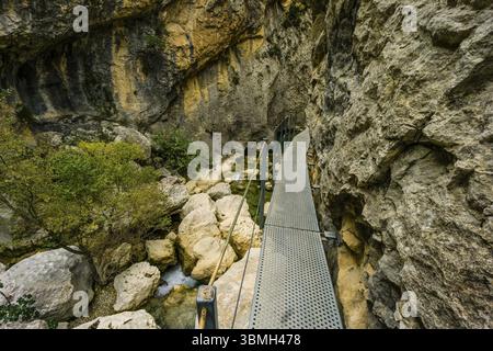Percorso dei ponti pedonali, Alquezar, comune della regione Somontano Provincia di Huesca, Comunità autonoma di Aragona, Spagna, Europa Foto Stock