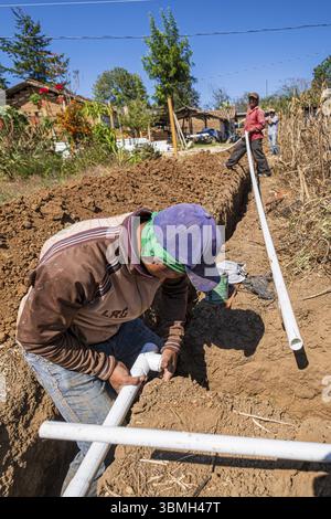 Costruzione comunitaria di tubi per acqua potabile, Xullmal, Guatemala, America centrale Foto Stock