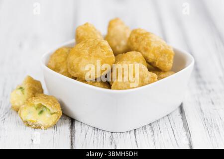 Porzione di peperoncini fatti in casa su sfondo in legno (messa a fuoco selettiva, foto ravvicinata) Foto Stock