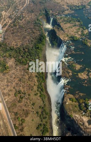 Victoria Falls nello Zimbabwe alla siccità, antenna tiro effettuato da un elicottero Foto Stock