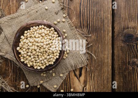 I fagioli di soia (dettagliate di close-up shot) su sfondo di legno Foto Stock