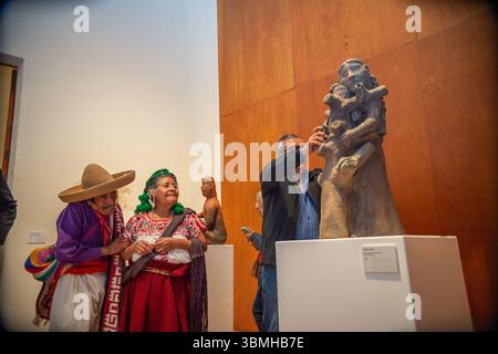 Queretaro, Messico. 25 giugno 2025. Jose Garcia Antonio, noto come ''El Senor de las Sirenas'' (Signore delle Sirene), un artigiano dello stato di Oaxaca, spiega il suo lavoro di argilla durante la sua mostra al Museo d'Arte di Queretaro come parte della 9a edizione del Festival Oximoron a Queretaro, Messico, il 25 giugno 2025. (Foto di Jose Carrera/Eyepix Group) (foto di Eyepix/NurPhoto) credito: NurPhoto SRL/Alamy Live News Foto Stock