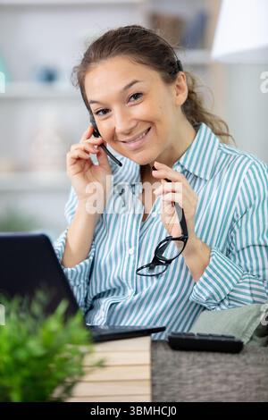 donna che lavora da casa Foto Stock