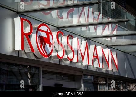 Filiale der Drogeriemarktkette Rossmann, Logo DEU, Deutschland, Assia, Kassel, 10.03.2025 *** filiale della catena di farmacie Rossmann, Logo DEU, Germania, Assia, Kassel, 10 03 2025 Foto Stock