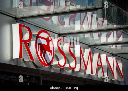 Filiale der Drogeriemarktkette Rossmann, Logo DEU, Deutschland, Assia, Kassel, 10.03.2025 *** filiale della catena di farmacie Rossmann, Logo DEU, Germania, Assia, Kassel, 10 03 2025 Foto Stock