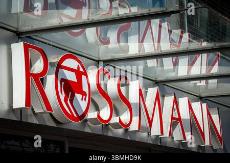 Filiale der Drogeriemarktkette Rossmann, Logo DEU, Deutschland, Assia, Kassel, 10.03.2025 *** filiale della catena di farmacie Rossmann, Logo DEU, Germania, Assia, Kassel, 10 03 2025 Foto Stock