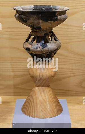 Stand cerimoniale Holmos, ceramica fatta a mano, primo millennio a.C., museo Huesca, comunità Aragona, Spagna, Europa Foto Stock