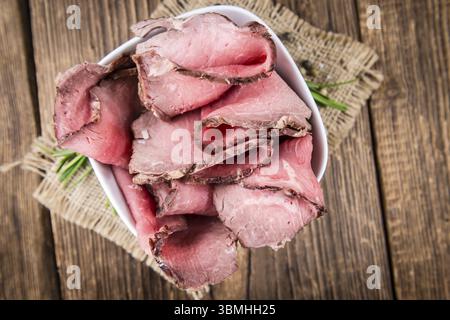 Porzione di roastbeef a fette (messa a fuoco selettiva, primo piano) Foto Stock