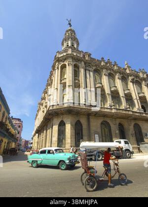 L'Avana, Cuba - 3 aprile 2013: Auto d'epoca retrò per le strade dell'Avana. Auto d'epoca per le strade dell'Avana Foto Stock
