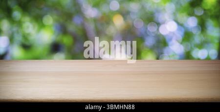 Vuoto in legno scuro tabella nella parte anteriore di astratta sfocato sfondo bokeh di ristorante . può essere utilizzato per visualizzare o montage i vostri prodotti.Mock up per spa Foto Stock