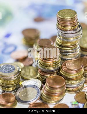 Monete metalliche in euro e fatture dettagliate (close-up shot) Foto Stock