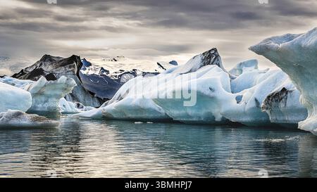 Spettacolare tramonto nella famosa Laguna del Ghiacciaio di Jokulsarlon Islanda Foto Stock