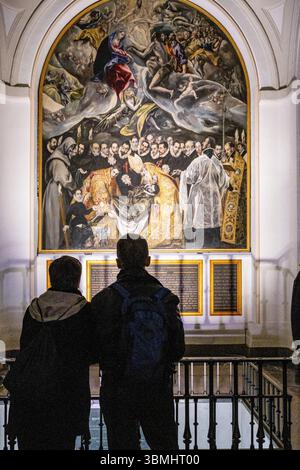 Coppia di fronte al dipinto El Entierro del Senor de Orgaz, El Greco, chiesa di Santo Tomé, Toledo, Castilla-la Mancha, Spagna, Europa Foto Stock