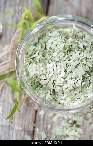 Porzione di dragoncello essiccato in una piccola ciotola Foto Stock