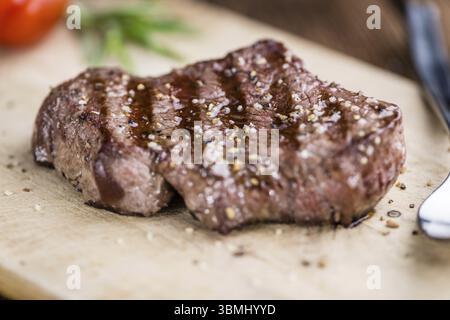 Bistecca di manzo grigliata media (primo piano, messa a fuoco selettiva) Foto Stock