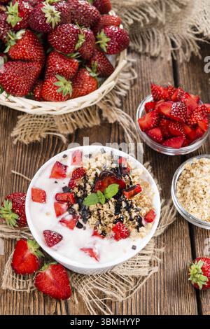 Porzione di fatti in casa di yogurt alla fragola (close-up shot) Foto Stock