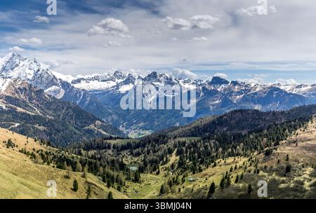 Vista panoramica sulla catena montuosa delle Dolomiti in alto Adige Foto Stock