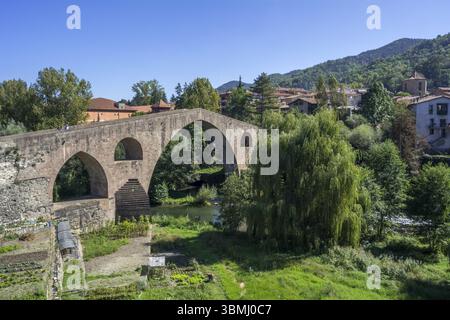 Ponte medievale in pietra, Sant Joan de les Abadesses, Girona, Spagna, Europa Foto Stock