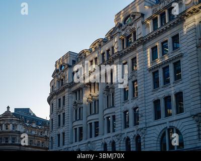 Regno Unito, Londra, 04 luglio 2025. Elegante edificio storico di uffici nel centro di Londra illuminato dalla calda luce del sole pomeridiano, con dettagli cl Foto Stock