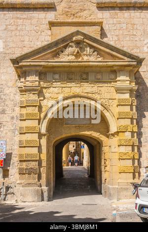 Porta dei Greci di Mdina, vista della porta dei Greci (inizio XVIII secolo), l'ingresso inferiore alla storica fortezza della città di Mdina, Rabat, Malta Foto Stock