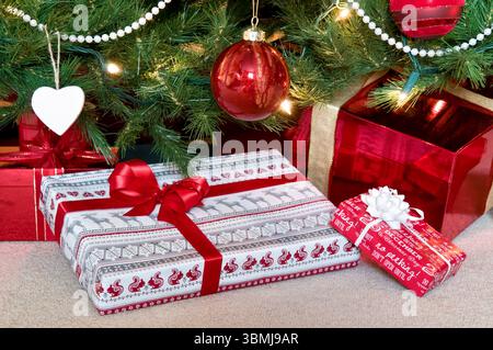 Regali di Natale sotto il fondo dell'albero di Natale in tema di colore bianco e rosso Foto Stock