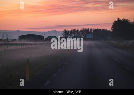 Luci e nebbie del sole di mezzanotte Foto Stock