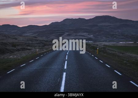 Luci e nebbie del sole di mezzanotte Foto Stock