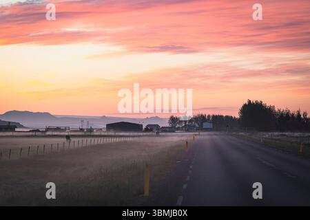 Luci e nebbie del sole di mezzanotte Foto Stock