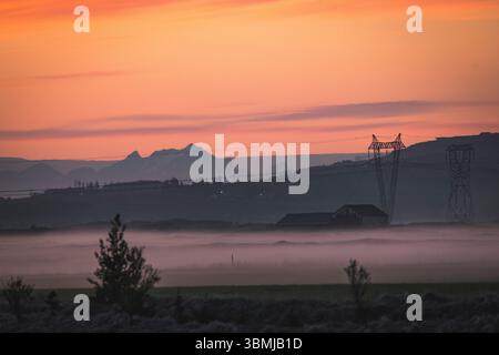 Luci e nebbie del sole di mezzanotte Foto Stock