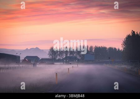 Luci e nebbie del sole di mezzanotte Foto Stock
