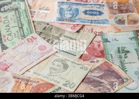 Banconote in contanti, banconote cartacee di diversi paesi. Valute mondiali, banconote, vista dall'alto, contesto del concetto finanziario. Lira turca, vietnamita Foto Stock