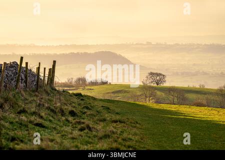 Splendida vista dalla luce del sole dalle colline Mendip nel Somerset che si affacciano sui Somerset Levels Foto Stock