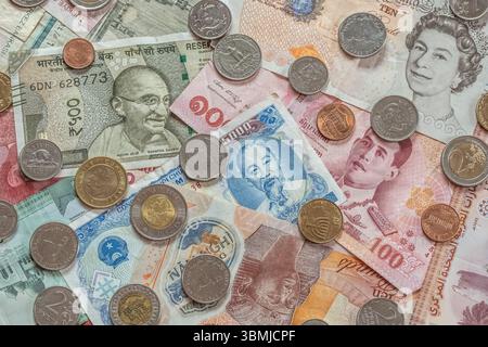 Denaro contante valute mondiali banconote, monete da diversi paesi vista dall'alto, contesto del concetto finanziario. Lira turca, dong vietnamita, egiziana Foto Stock