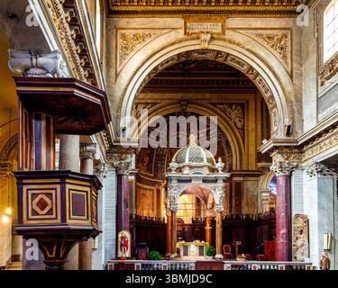 Pulpito in legno e baldacchino d'altare del XVII secolo a San Crisogono, Trastevere, Roma, Italia. Foto Stock