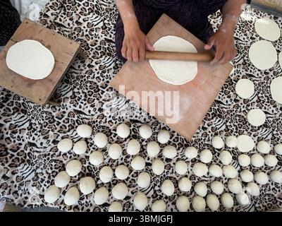 Impastare l'impasto e preparare il pane, vista dall'alto dell'impasto. Foto Stock