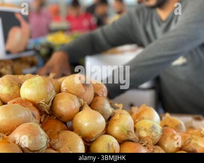 Preparare aiuti vegetali per le famiglie povere, scatola di verdure a cipolla. Foto Stock