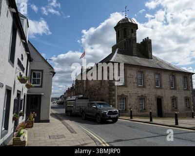 Un'auto attraversa il limite di larghezza sulla A76 presso il vecchio casello, Sanquhar, Dumfries e Galloway, Scozia, Regno Unito Foto Stock
