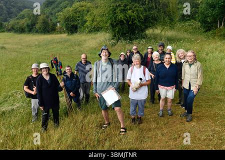 Ironbridge, Shropshire, Regno Unito. 22 giugno 2025. Il Lodge Field e il Beeches Fields Local Nature Resources, che si svolgono annualmente in occasione del conteggio delle orchidee, si svolgono volontari per l'ecologia. Foto Stock