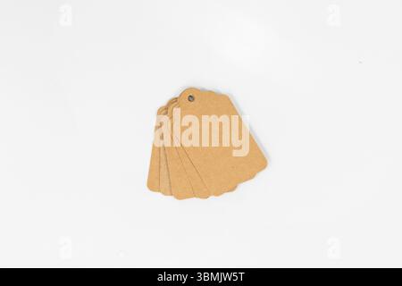 Una pila di etichette in cartone marrone su sfondo bianco isolato Foto Stock