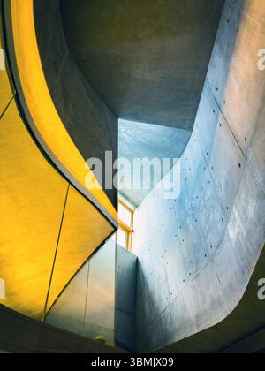 Affacciandosi su di una vista astratta dell'architettura moderna, l'edificio del Parlamento scozzese, Edimburgo, con elementi curvi in cemento e vetro Foto Stock