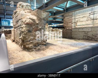 antico mercato dell'acquedotto romano nella stazione della metropolitana di salonicco, in grecia Foto Stock